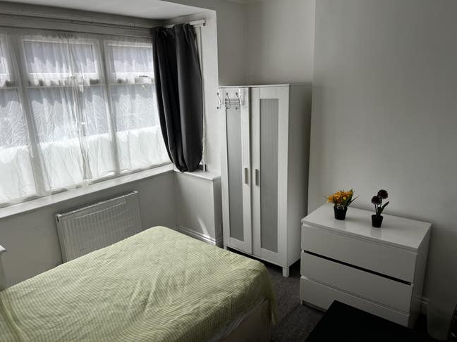 Lovely room close to Westfield shopping centre Main Photo