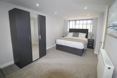 Large Ensuite Room - Hospital - SS16 - Kingswood  Main Photo