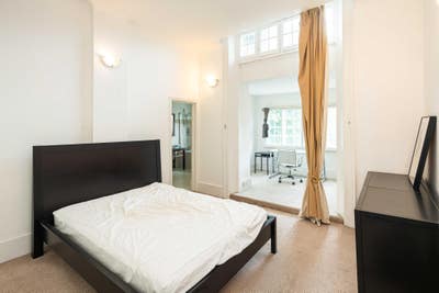 Stunning 1-Bedroom En-Suite Flat with Balcony in t Main Photo