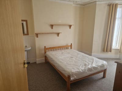 Spacious 8-Bed House Share – Eastbourne Main Photo