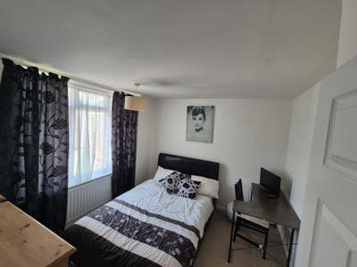 Furnished room Main Photo