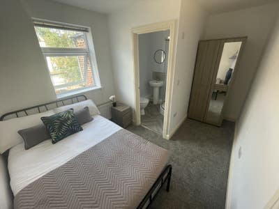 Great Double Room Ensuite in Barnsley  Main Photo