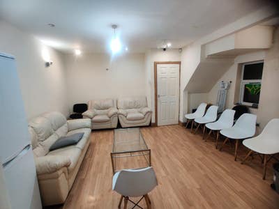 Room to rent -300£ per month excluding bills Main Photo
