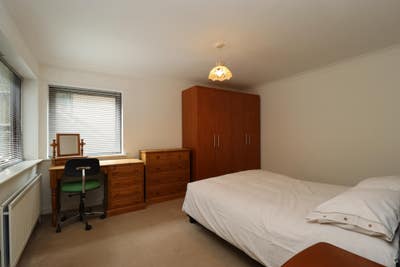 Spacious Double Room with Private Bathroom – All B Main Photo