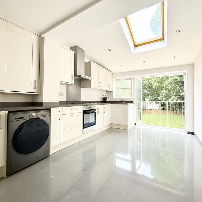 Spacious house with large kitchen and garden  Main Photo