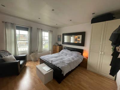 Bright Double Room in West Kensington Main Photo
