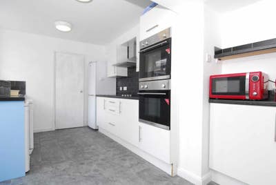 -Bed Professional House Share – Central Location Main Photo