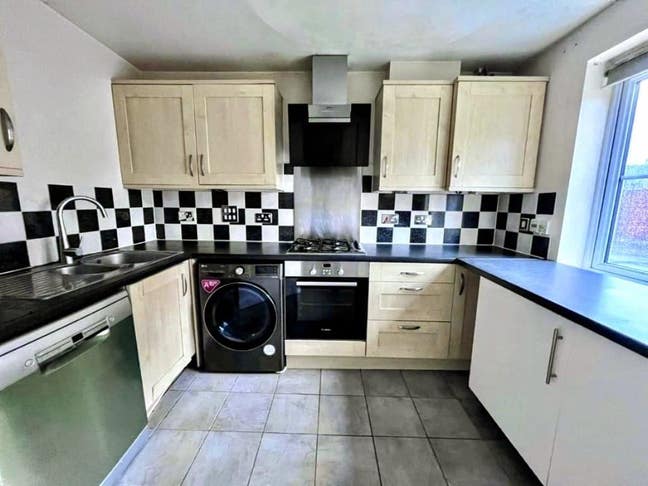 Spacious Master Bedroom in Hayes - Prime Location Main Photo