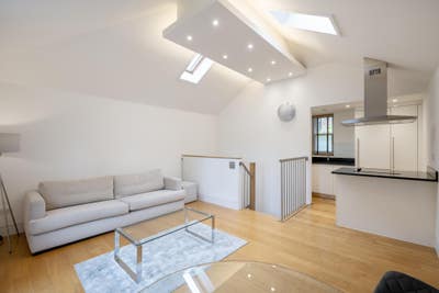 1-bedroom duplex flat on Kings Road with garden Main Photo