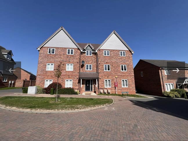Bright Double Room in Modern flat - Cheswick Green Main Photo