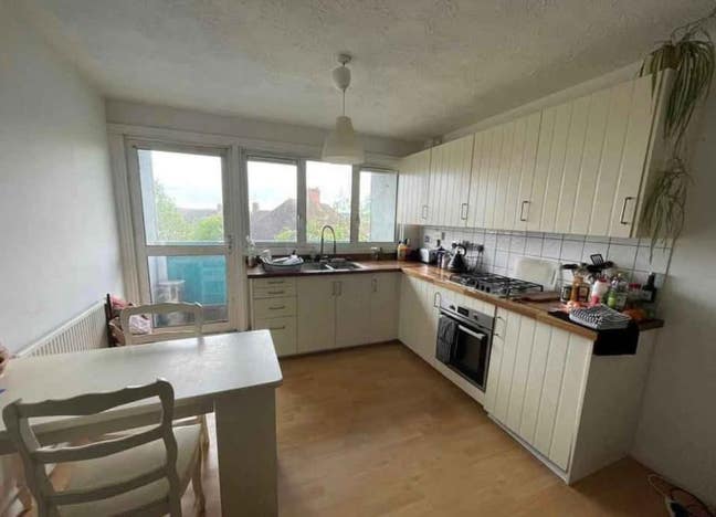 Lovely Bright room available in shared flat Main Photo