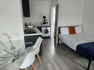 Fabolous Fully Furnished Studios Available SW17  Main Photo