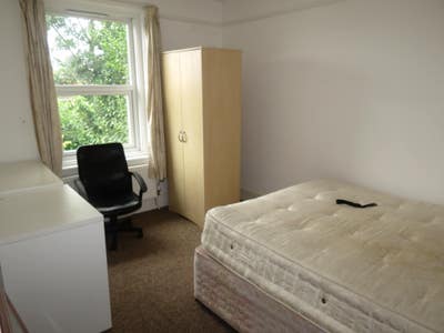 Double Room Availble in Winton! Main Photo