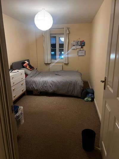 Spacious double room in 2 bed flat  Main Photo