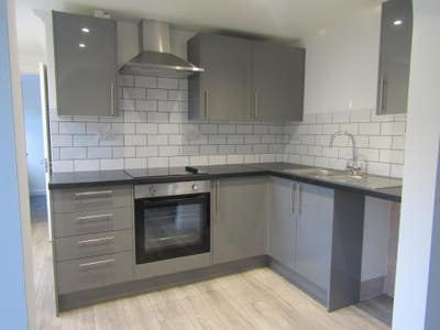 Spacious 3-Bedroom Flat in Star Road - PE1 ⭐️ Main Photo