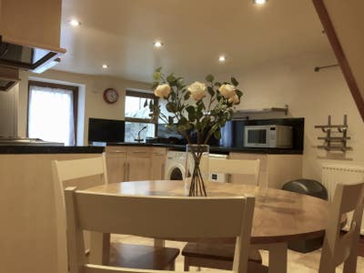 4 light double bedrooms available for students Main Photo