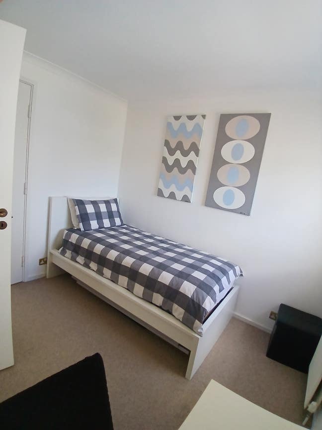 A single and a double bedroom  Main Photo