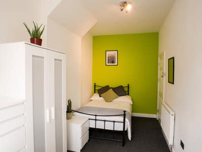 Great budget friendly room,  1 minute from tram  Main Photo