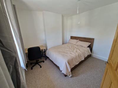 Spacious Double Room in Friendly 3-Bed House Main Photo