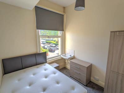 Lovely room, respectful and mature housemates Main Photo