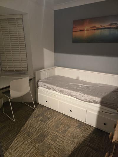Sunny Double room with desk area & free parking  Main Photo