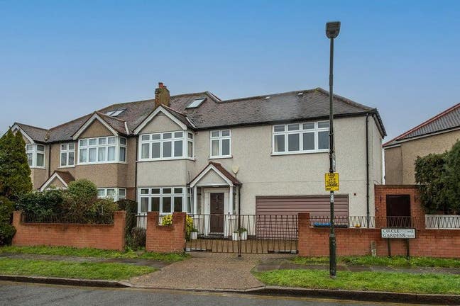 Double Room with Private Toilet - Morden Main Photo