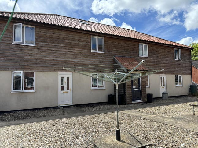 Students Only 3 Bedroom Flat Available September  Main Photo