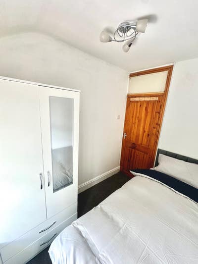 Single, Modern, newly renovated Room available  Main Photo