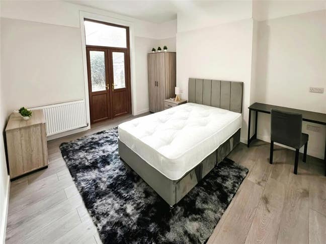 Exceptional large ensuite room available Main Photo