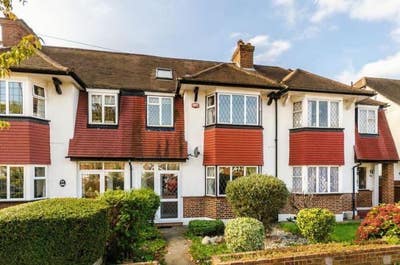 3 Bedrooms available in 4 bed house Main Photo