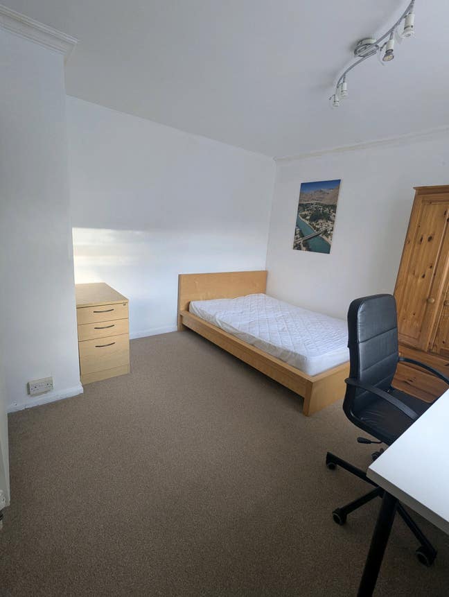 Spacious double room available opposite JR Main Photo