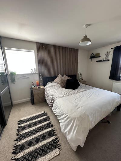 Spacious en-suite double room in village location Main Photo