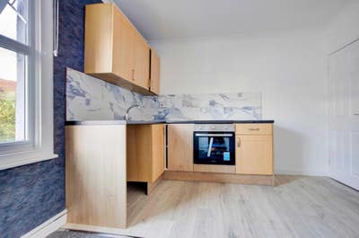 Modern 1-Bed Flat in Central Ashford Main Photo
