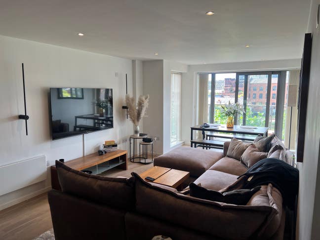 2 bed 2 bathroom large flat with parking incl  Main Photo