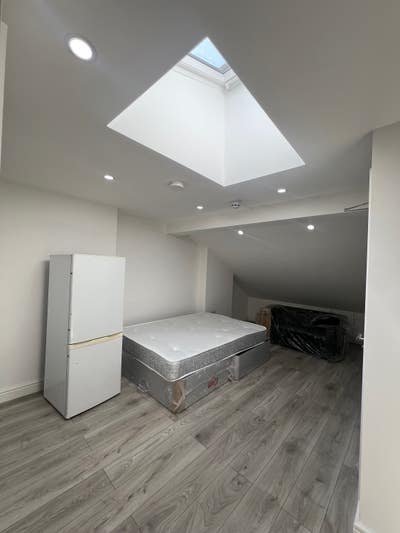 Beautiful Studio Available On High Street North E6 Main Photo