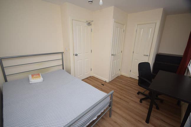Looking for two flatmates to complete 4 bedroom  Main Photo