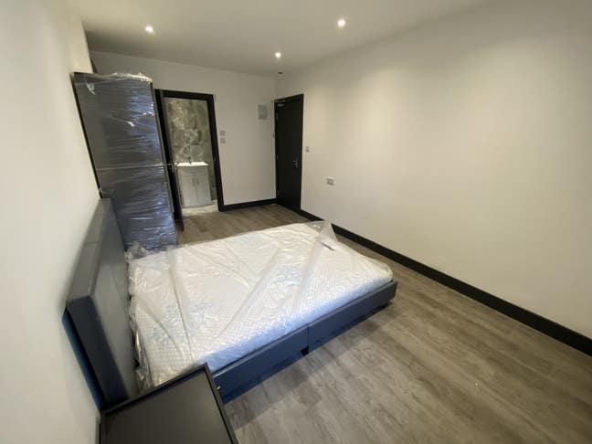 NEW Room Near Heathrow Main Photo