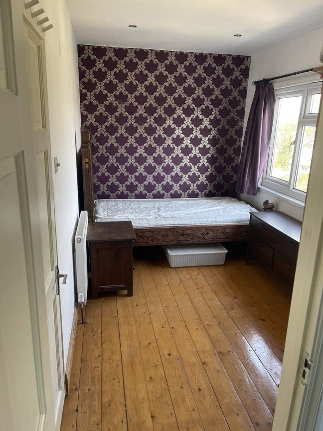 Spacious room to let for a female  Main Photo