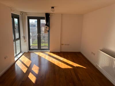 2b2b flat with balcony in south east London  Main Photo