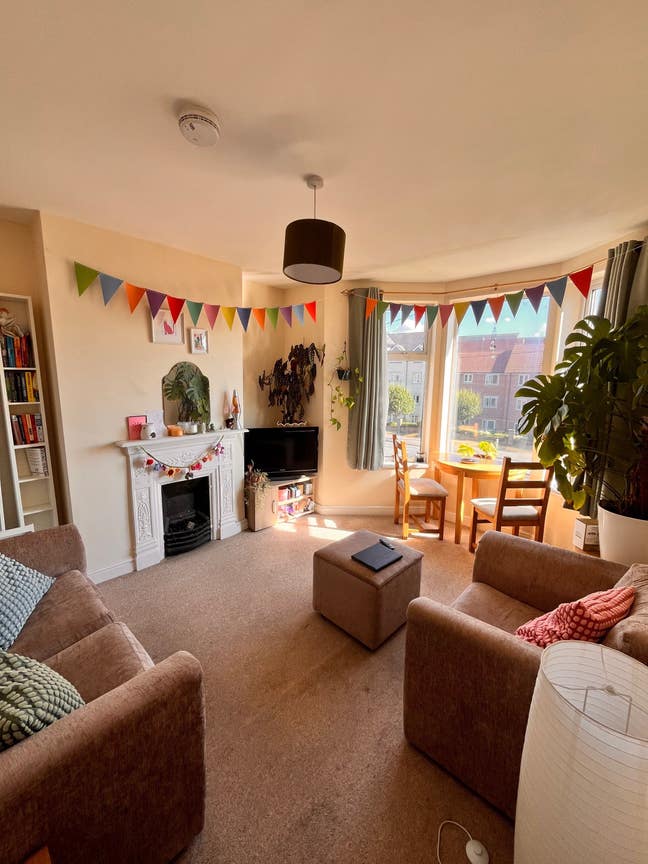 Double room + en-suite in bright, friendly house Main Photo