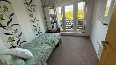Single bedroom-Quiet area,  access to balcony.  Main Photo