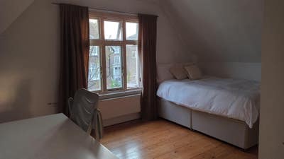 Double room W12 short-term Main Photo