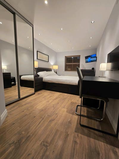 Modern Spare Room + Double Bed + En-Suite  Main Photo