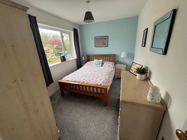 Double room in recently renovated West Cross house Main Photo