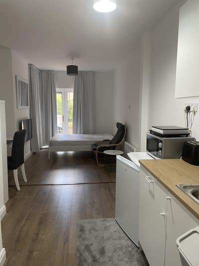 Self contained furnished ground floor studio flat Main Photo