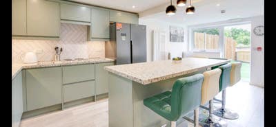 Large  Ensuite, in Refurbished Luxury House  Main Photo