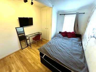 En Suite Room South Woodford £800 Pcm Main Photo