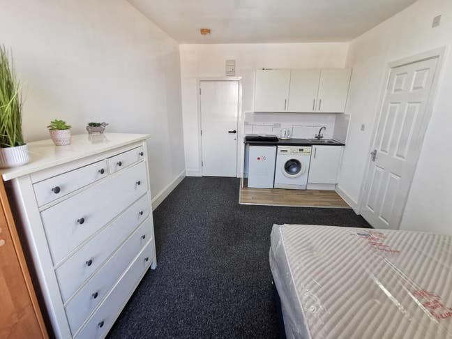 Ensuite with kitchenette at BH9 available! Pets  Main Photo