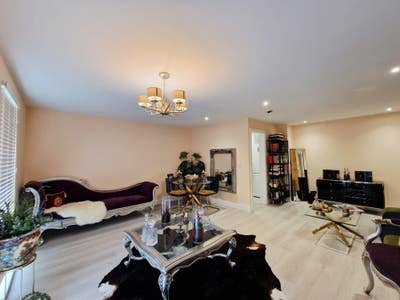 Spacious One-Bedroom Flat in Cedar House Main Photo