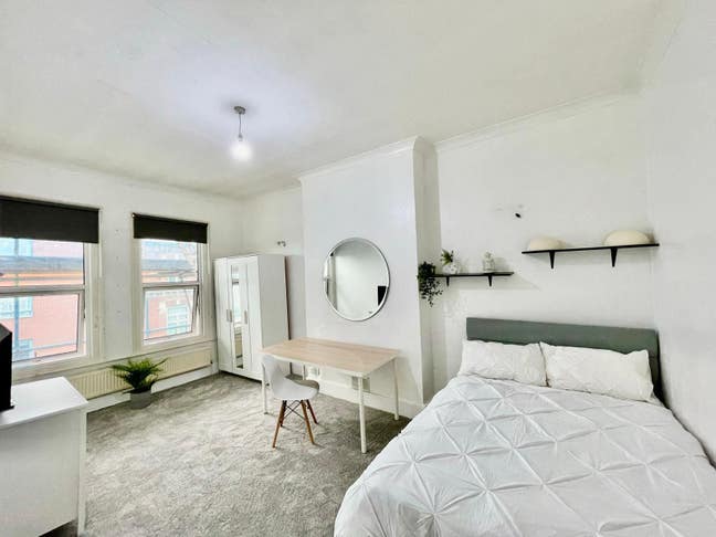 Massive Rooms in Top Floor Flat  Main Photo